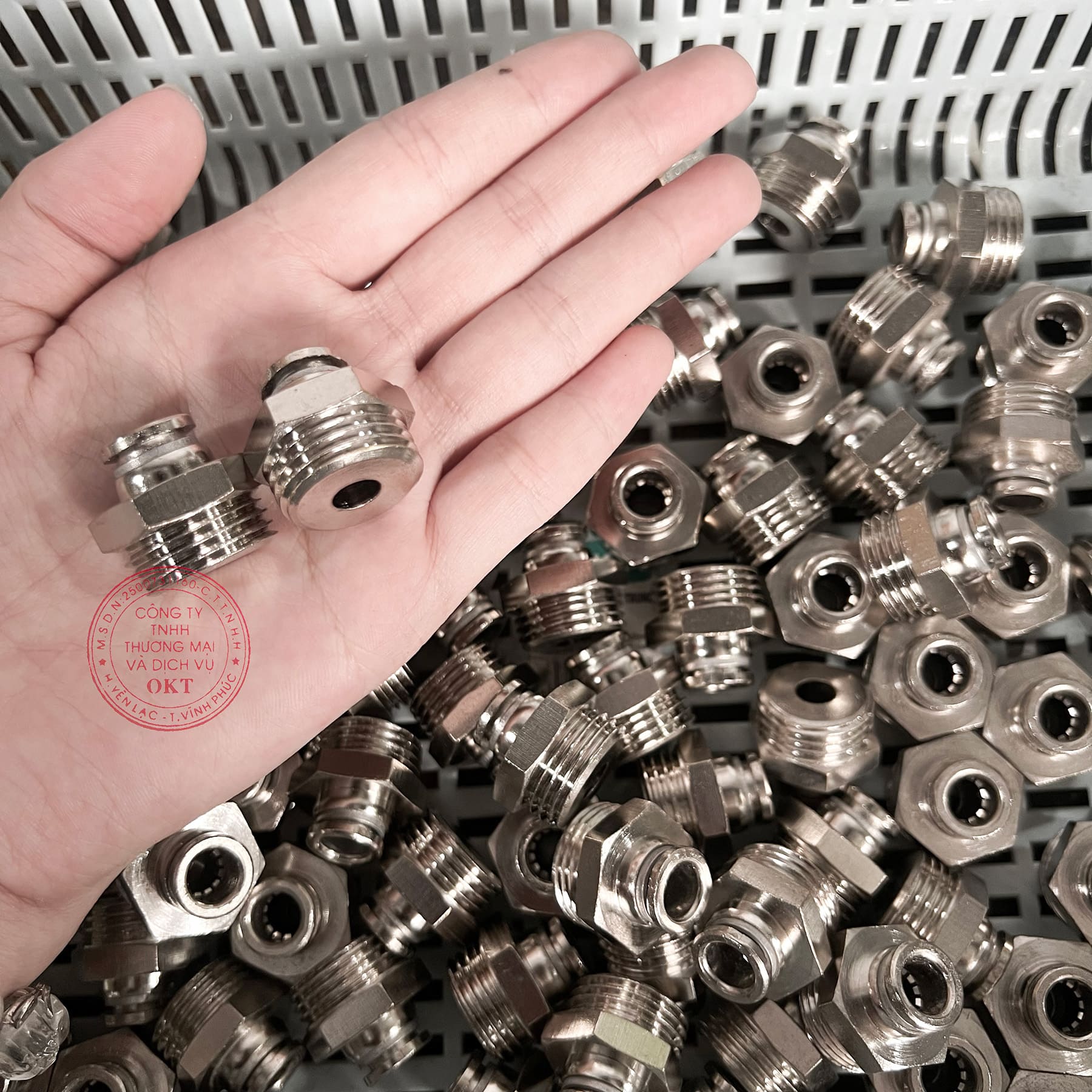 cút 1 đầu ren ngoài PC inox8(2)